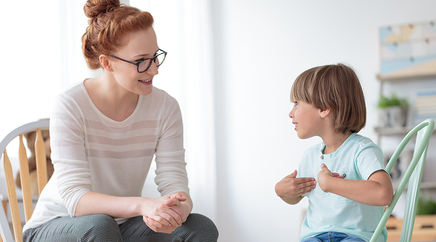 En kvinna lyssnar på ett mindre barn som berättar
