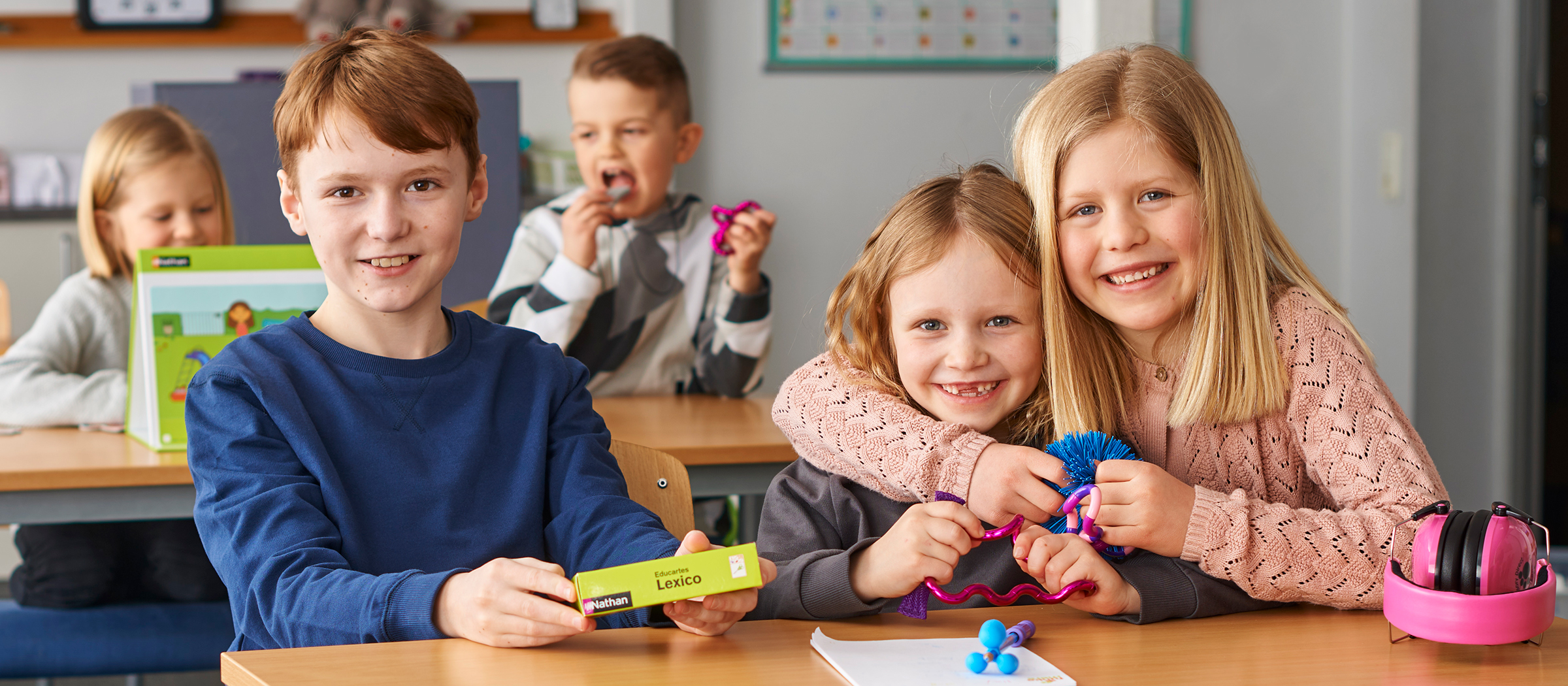 Glada elever i skolmiljö